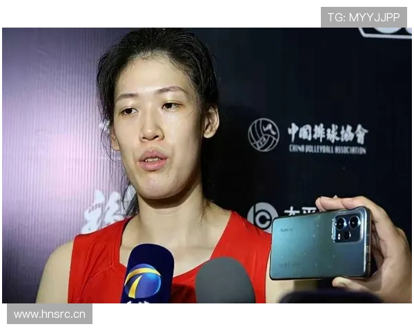 李盈莹竟然用千万级战靴出门遛弯，这日常也太豪了吧！